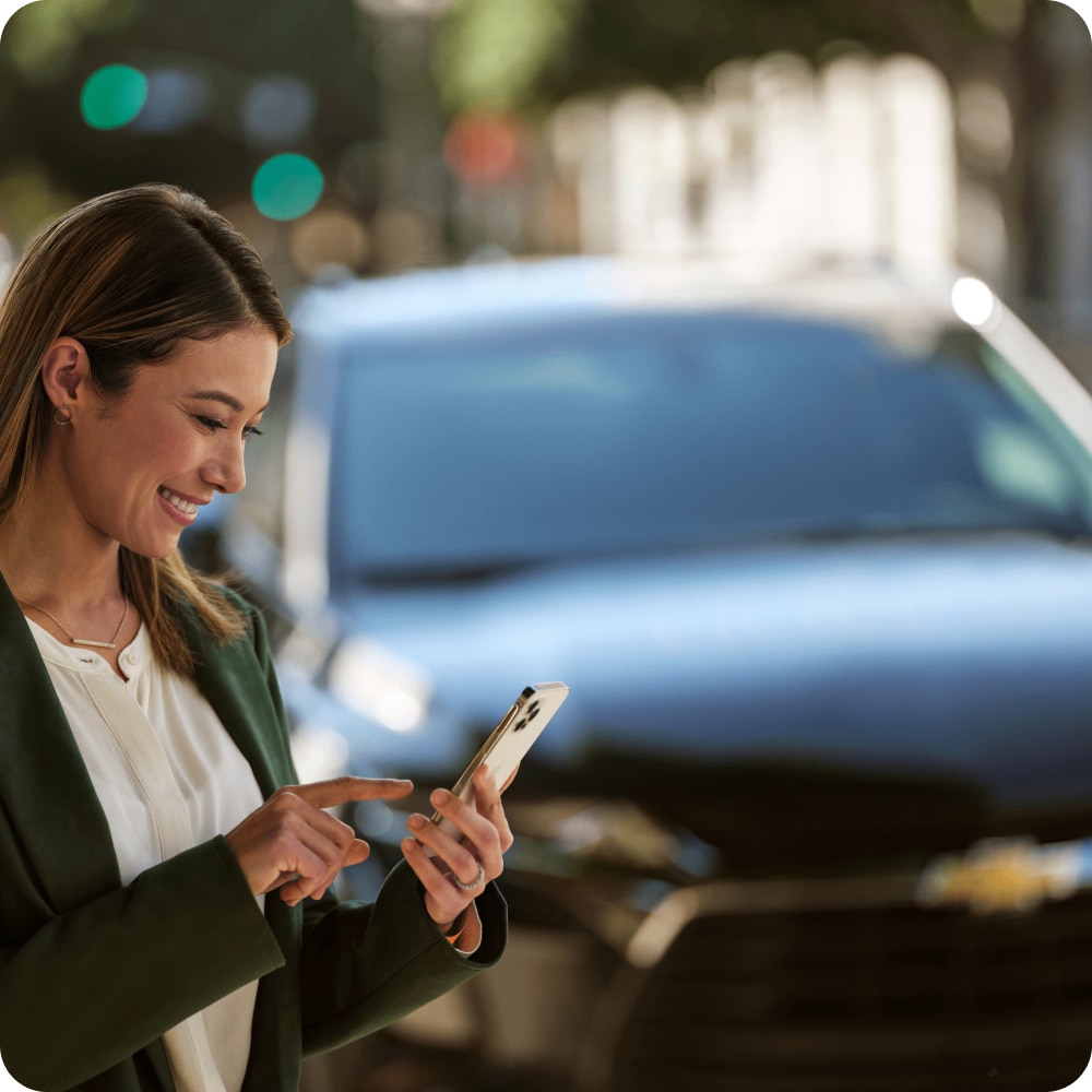 Mujer usa la app myChevrolet
