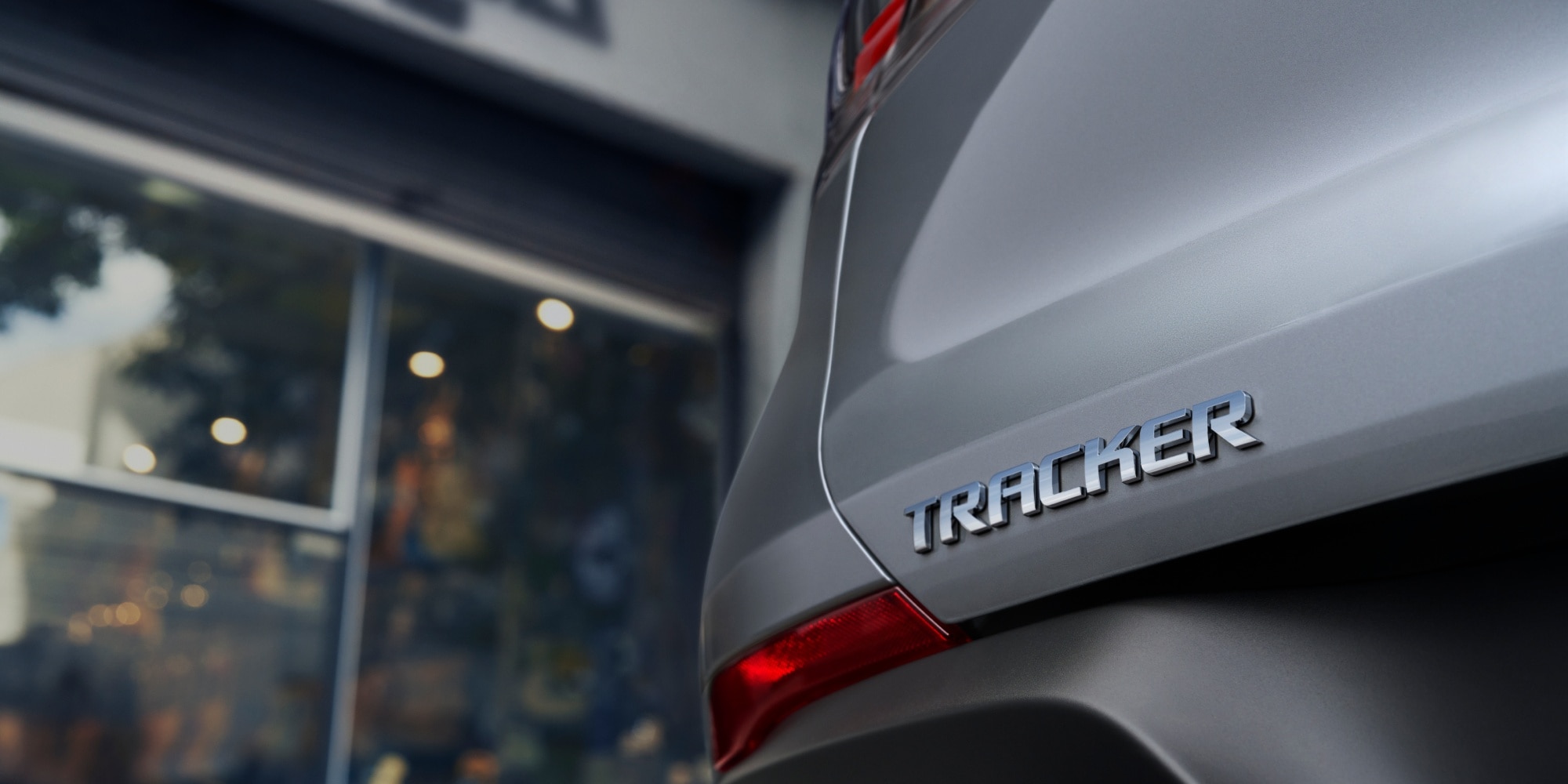 Diseño trasero emblema Tracker